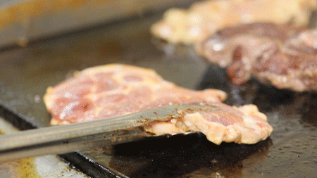 【北京路|牛扒研究所·露台花园餐厅】食肉者的天堂!158抢门市价510元澳洲M5牛上脑2-3人餐,法式餐前面包拼盘+炙烤澳洲M5牛排+研究所秘制牛立方+培根蘑菇奶油烩扁面+芝士牛肉pizza /厚烧脆皮鸡腿扒+意大利黑醋芝麻酱蔬菜沙拉+柠檬水,空中花园氛围满满~